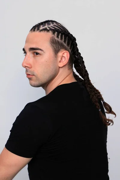 Tipo Atractivo Con Trenzas Posando Estudio Sobre Fondo Aislado Estilo — Foto de Stock