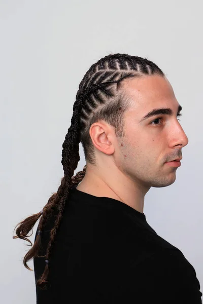 Tipo Atractivo Con Trenzas Posando Estudio Sobre Fondo Aislado Estilo — Foto de Stock