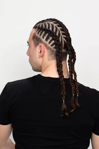 Gars Attrayant Avec Des Tresses Posant Studio Sur Fond Isolé — Photo