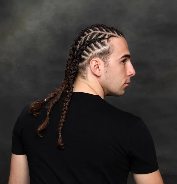 Örgü örgülü çekici adam izole edilmiş arka planda poz veriyor. Tarz, trendler, moda konsepti.