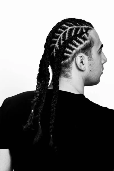 Tipo Atractivo Con Trenzas Posando Estudio Sobre Fondo Aislado Estilo — Foto de Stock