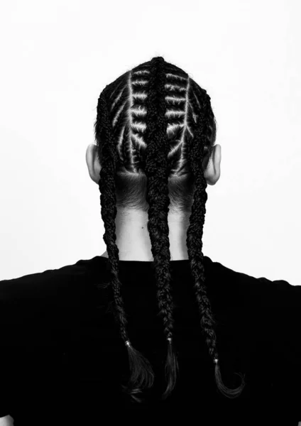 Tipo Atractivo Con Trenzas Posando Estudio Sobre Fondo Aislado Estilo —  Fotos de Stock