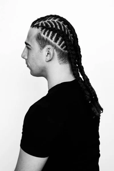 Tipo Atractivo Con Trenzas Posando Estudio Sobre Fondo Aislado Estilo —  Fotos de Stock