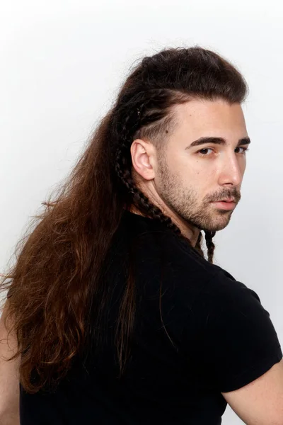 Elegante Modelo Masculino Con Trenzas Posando Estudio Sobre Fondo Aislado — Foto de Stock