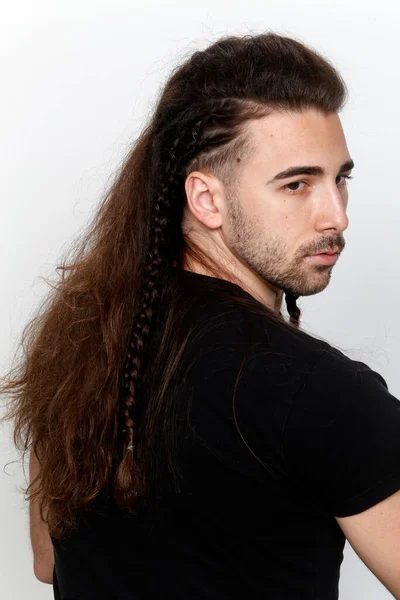 Elegante Modelo Masculino Con Trenzas Posando Estudio Sobre Fondo Aislado — Foto de Stock