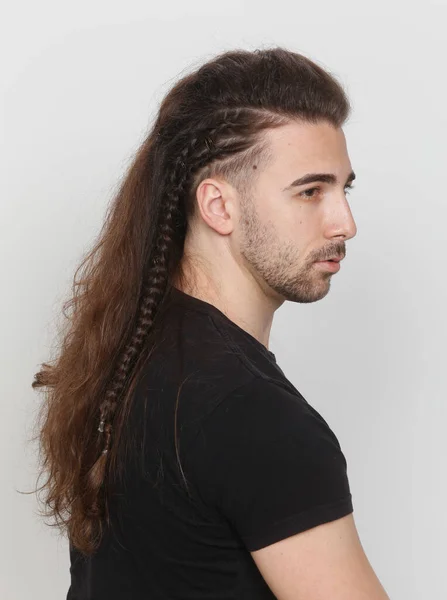 Elegante Modelo Masculino Con Trenzas Posando Estudio Sobre Fondo Aislado — Foto de Stock