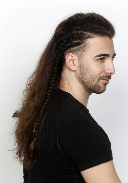 Elegante Modelo Masculino Con Trenzas Posando Estudio Sobre Fondo Aislado — Foto de Stock