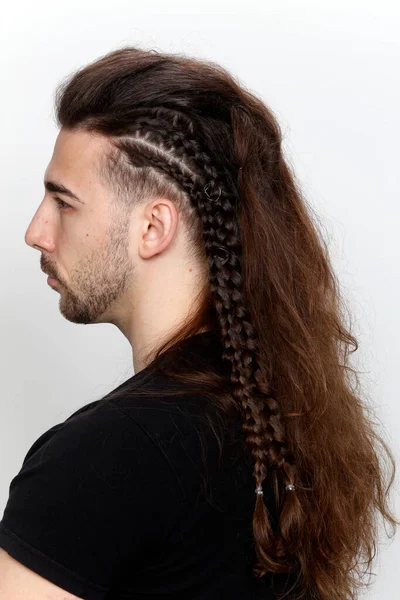 Elegante Modelo Masculino Con Trenzas Posando Estudio Sobre Fondo Aislado —  Fotos de Stock