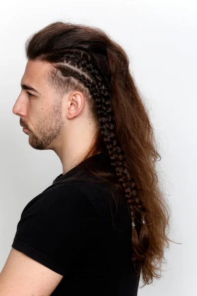 Elegante Modelo Masculino Con Trenzas Posando Estudio Sobre Fondo Aislado — Foto de Stock