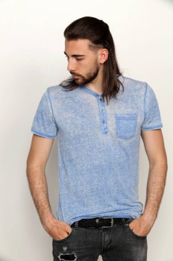 İzole edilmiş arka planda saç örgüleri olan şık bir erkek model. Tarz, trendler, saç stili, moda kavramı.