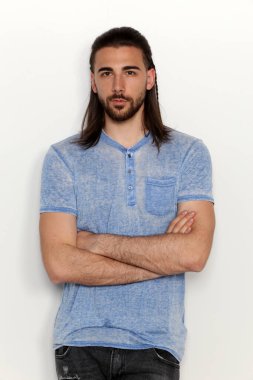 İzole edilmiş arka planda saç örgüleri olan şık bir erkek model. Tarz, trendler, saç stili, moda kavramı.