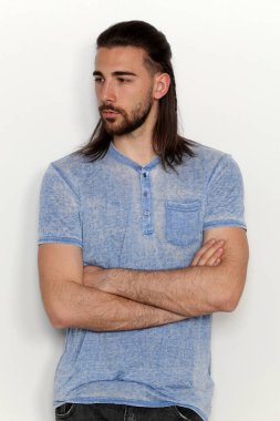 İzole edilmiş arka planda saç örgüleri olan şık bir erkek model. Tarz, trendler, saç stili, moda kavramı.