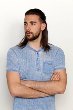 İzole edilmiş arka planda saç örgüleri olan şık bir erkek model. Tarz, trendler, saç stili, moda kavramı.