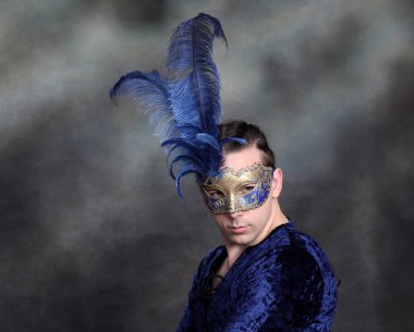 Stüdyoda örgü ören çekici erkek model. Avantgarde, tarz, moda konsepti.