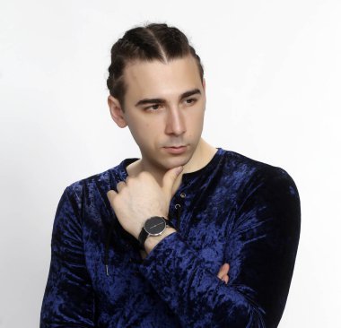 Stüdyoda örgü ören çekici erkek model. Avantgarde, tarz, moda konsepti.