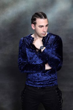 Stüdyoda örgü ören çekici erkek model. Avantgarde, tarz, moda konsepti.