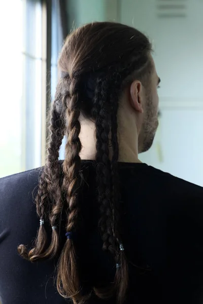 Saç Örgüleri Olan Şık Bir Erkek Model Tarz Saç Stili — Stok fotoğraf