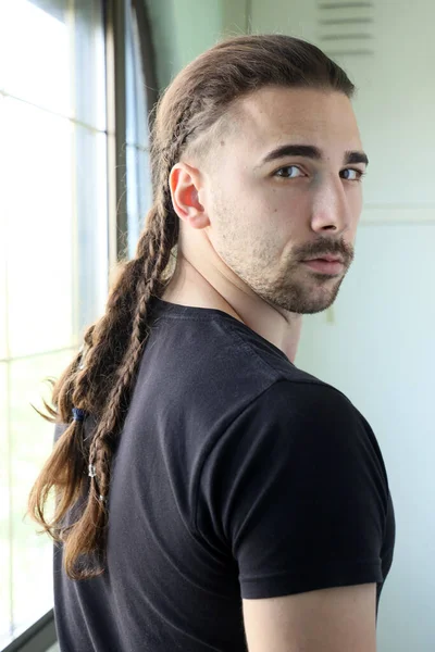 Model Pria Bergaya Dengan Kepang Yang Berpose Gaya Gaya Rambut — Stok Foto