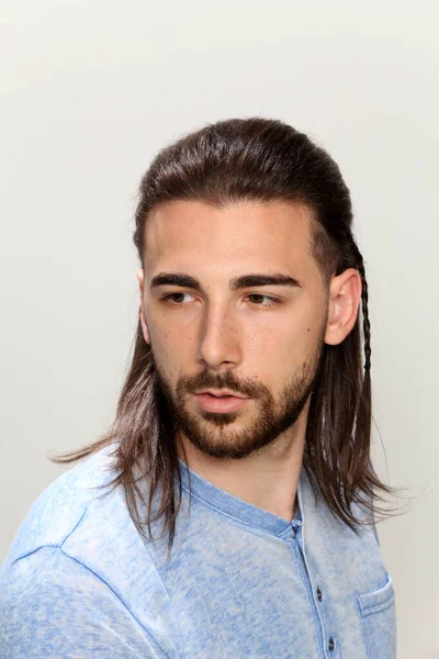 Elegante Modelo Masculino Con Trenzas Posando Estudio Sobre Fondo Aislado —  Fotos de Stock