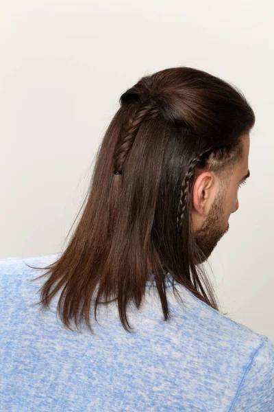 Elegante Modelo Masculino Con Trenzas Posando Estudio Sobre Fondo Aislado —  Fotos de Stock