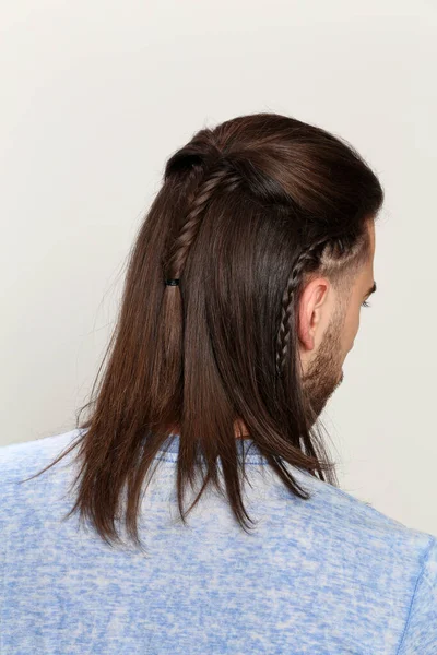 Elegante Modelo Masculino Con Trenzas Posando Estudio Sobre Fondo Aislado — Foto de Stock