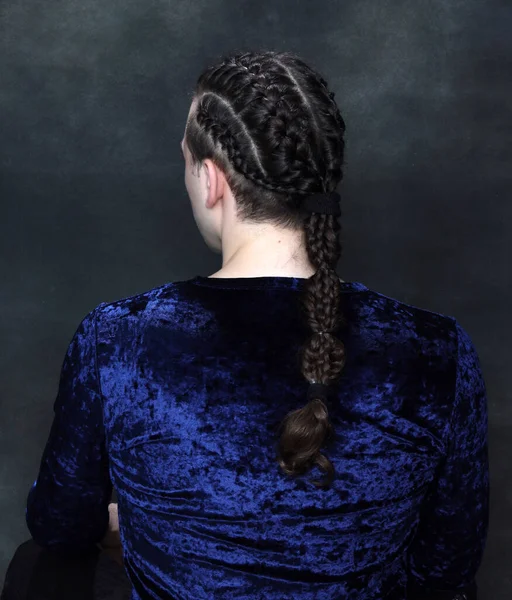 Modelo Masculino Atractivo Con Trenzas Posando Estudio Avantgarde Estilo Concepto —  Fotos de Stock