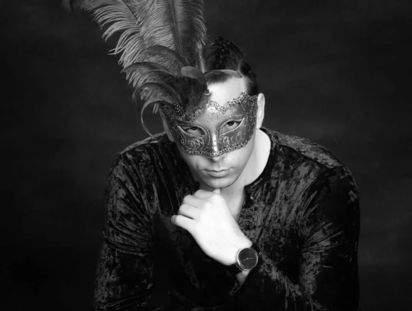 Stüdyoda örgü ören çekici erkek model. Avantgarde, tarz, moda konsepti.