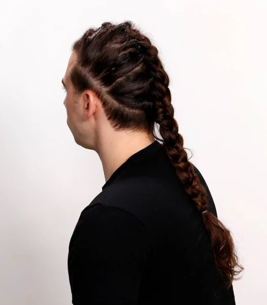 Elegante Modelo Masculino Con Trenzas Posando Estudio Sobre Fondo Aislado — Foto de Stock