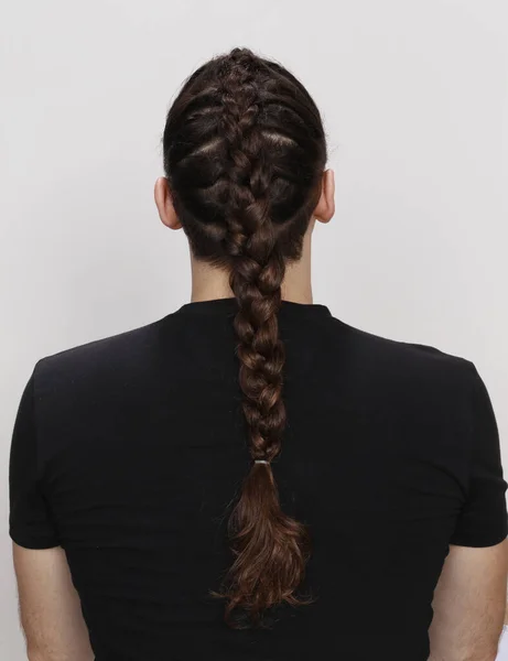 Elegante Modelo Masculino Con Trenzas Posando Estudio Sobre Fondo Aislado — Foto de Stock