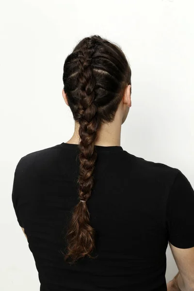 Elegante Modelo Masculino Con Trenzas Posando Estudio Sobre Fondo Aislado — Foto de Stock