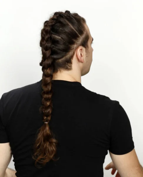 Elegante Modelo Masculino Con Trenzas Posando Estudio Sobre Fondo Aislado — Foto de Stock