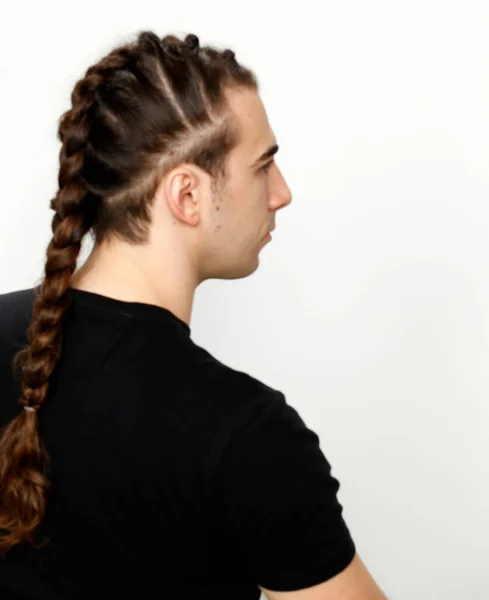 Elegante Modelo Masculino Con Trenzas Posando Estudio Sobre Fondo Aislado —  Fotos de Stock