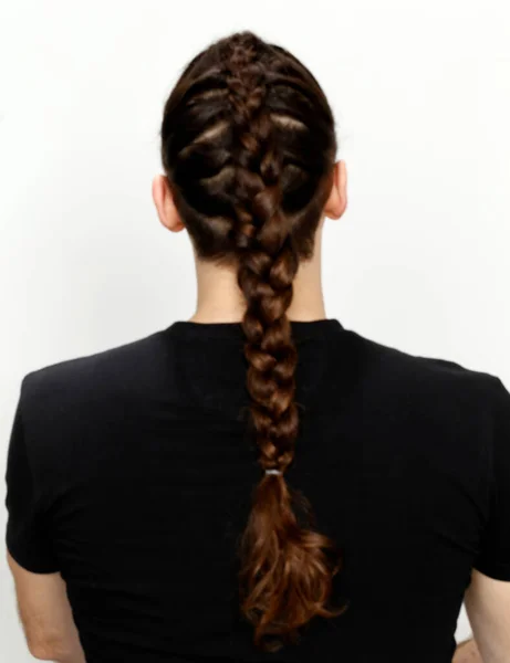 Elegante Modelo Masculino Con Trenzas Posando Estudio Sobre Fondo Aislado — Foto de Stock