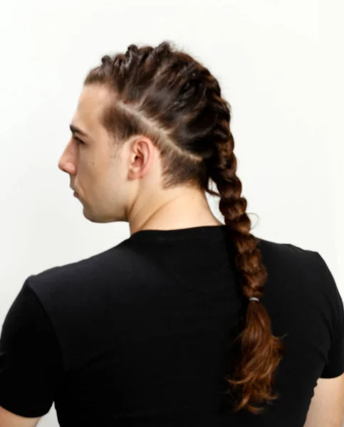 Elegante Modelo Masculino Con Trenzas Posando Estudio Sobre Fondo Aislado — Foto de Stock