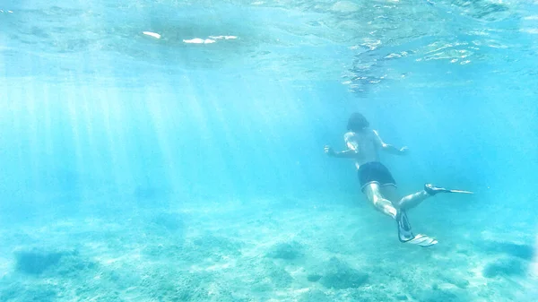 Unterwassertauchen Entspannung Sport Sonnenlicht Reisen Gesunder Lebensstil Guy Taucht Unter — Stockfoto