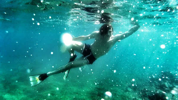 Unterwassertauchen Entspannung Sport Sonnenlicht Reisen Gesunder Lebensstil Guy Taucht Unter — Stockfoto