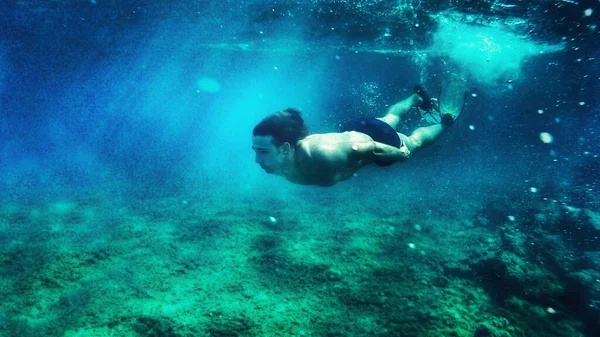 水中ダイビング リラクゼーション スポーツ 健康的なライフスタイル 男は水中でダイビングしている 夏休みのコンセプト — ストック写真
