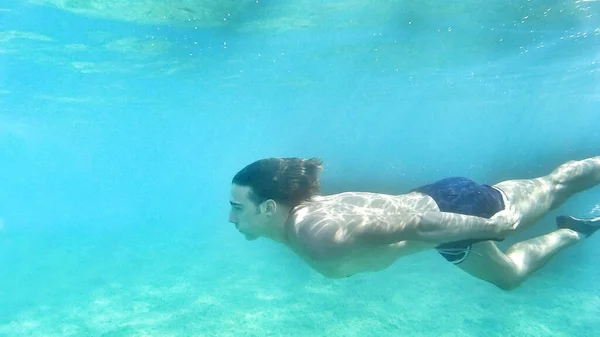 水下潜水 健康的生活方式 那家伙在水底潜水暑假的概念 — 图库照片