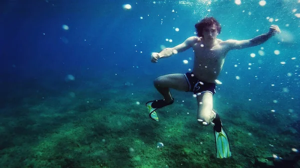 Unterwassertauchen Entspannung Sport Sonnenlicht Reisen Gesunder Lebensstil Guy Taucht Unter — Stockfoto