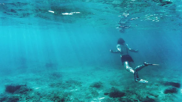 Onderwater Duiken Ontspanning Sport Zonlicht Reizen Gezonde Levensstijl Hij Duikt — Stockfoto