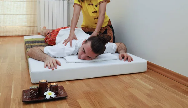 Bonito Caucasiano Receber Uma Massagem Tailandesa Tradicional Conceito Cuidado Corporal — Fotografia de Stock