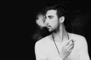 Çekici erkek model, kısa saçlı, izole edilmiş arka planda poz veriyor. Tarz, trendler, moda konsepti.