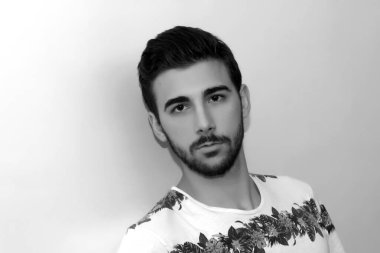 Çekici erkek model, kısa saçlı, izole edilmiş arka planda poz veriyor. Tarz, trendler, moda konsepti.