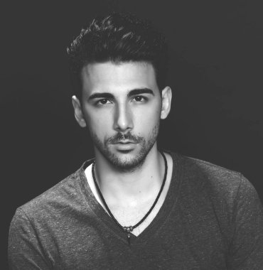 Çekici erkek model, kısa saçlı, izole edilmiş arka planda poz veriyor. Tarz, trendler, moda konsepti.