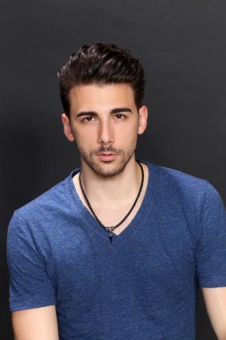 Çekici erkek model, kısa saçlı, izole edilmiş arka planda poz veriyor. Tarz, trendler, moda konsepti.