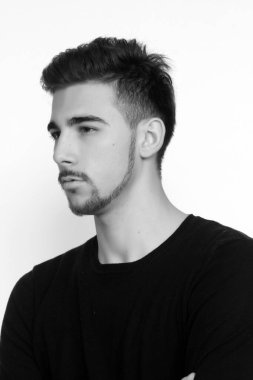 Çekici erkek model, kısa saçlı, izole edilmiş arka planda poz veriyor. Tarz, trendler, moda konsepti.