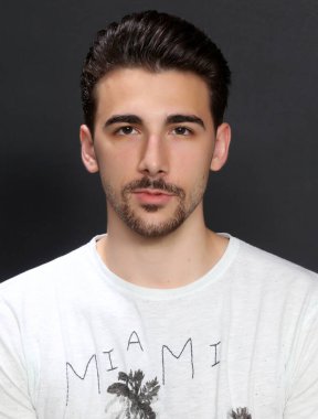 Çekici erkek model, kısa saçlı, izole edilmiş arka planda poz veriyor. Tarz, trendler, moda konsepti.