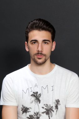 Çekici erkek model, kısa saçlı, izole edilmiş arka planda poz veriyor. Tarz, trendler, moda konsepti.