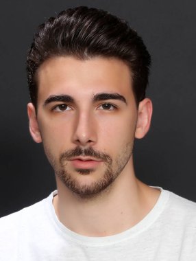 Çekici erkek model, kısa saçlı, izole edilmiş arka planda poz veriyor. Tarz, trendler, moda konsepti.