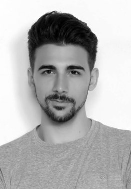 Çekici erkek model, kısa saçlı, izole edilmiş arka planda poz veriyor. Tarz, trendler, moda konsepti.